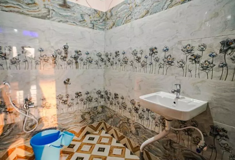 Hotelli River Leaf Inn Taki !! Luxurious Rooms With River Facing Private Balconies !!