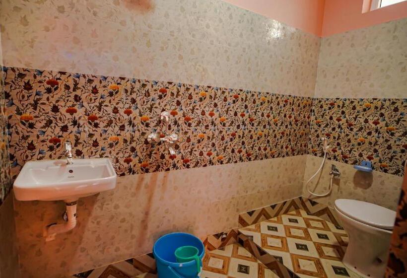 בית מלון כפרי River Leaf Inn Taki !! Luxurious Rooms With River Facing Private Balconies !!