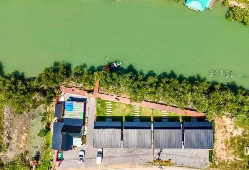 Lomakeskus บ้านพักชายคลอง @บางปู สามร้อยยอด