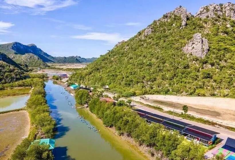 Lomakeskus บ้านพักชายคลอง @บางปู สามร้อยยอด