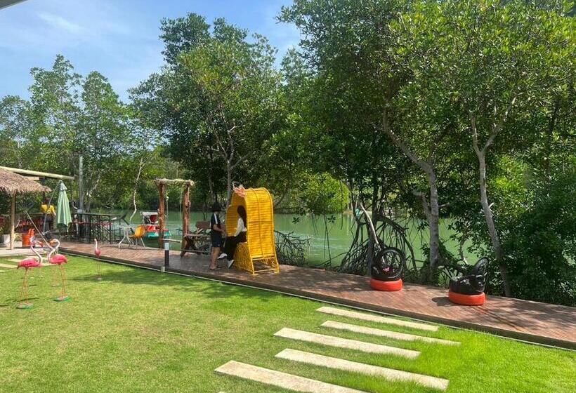 Resort Otel บ้านพักชายคลอง @บางปู สามร้อยยอด