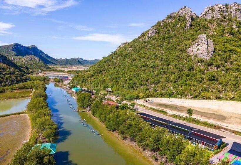 Resort Otel บ้านพักชายคลอง @บางปู สามร้อยยอด