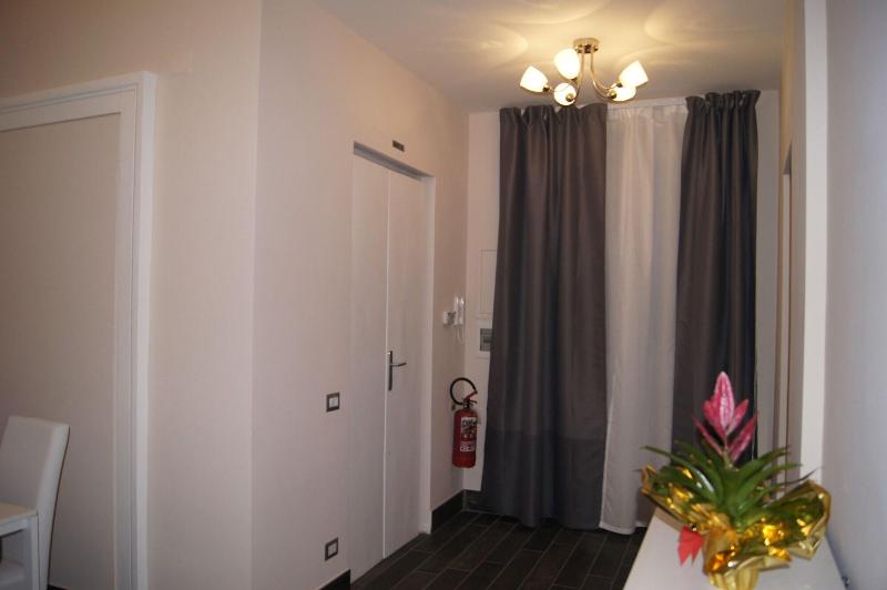 مسافرخانه Arch Rome Suites