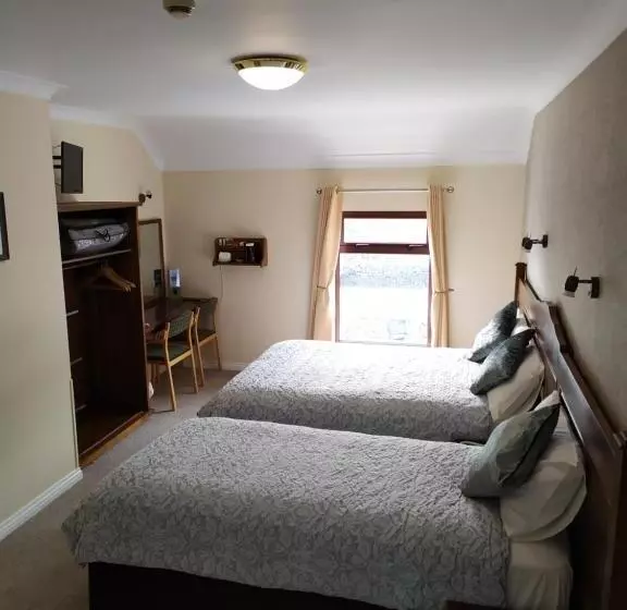 Majatalo Tigh Fitz Bed & Breakfast