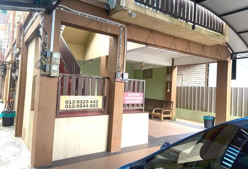 Hotel Oyo 90915 Ilham Villa