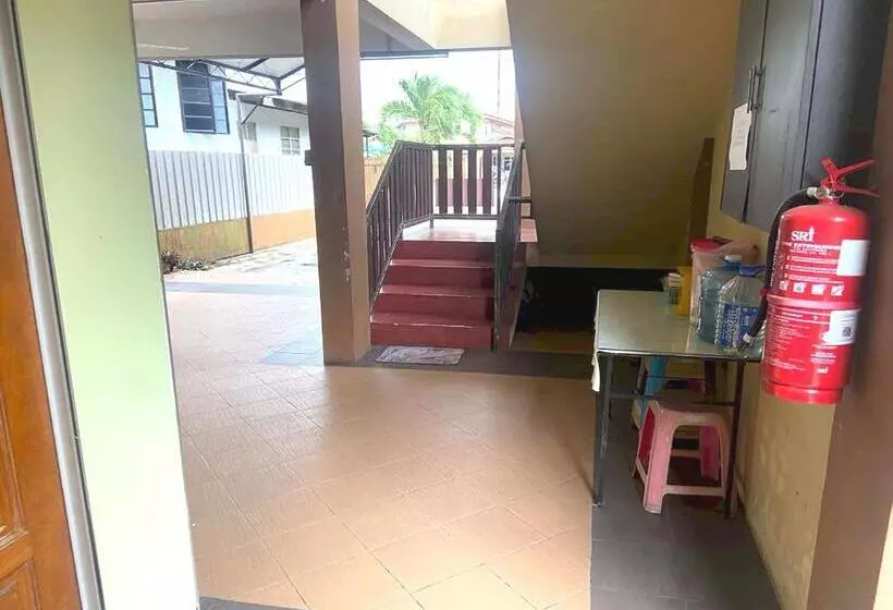 ホテル Oyo 90915 Ilham Villa