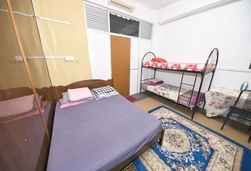 ホテル Oyo 90915 Ilham Villa