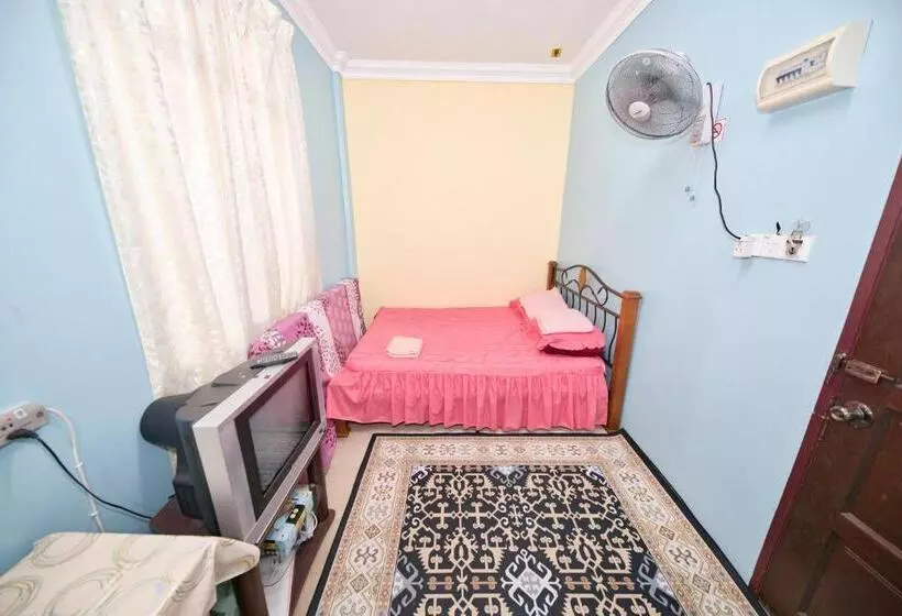 ホテル Oyo 90915 Ilham Villa