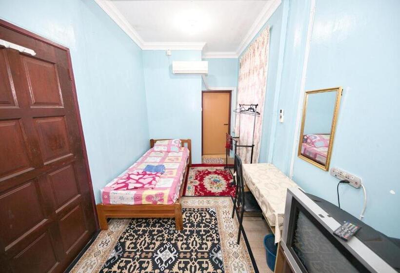 Hotel Oyo 90915 Ilham Villa