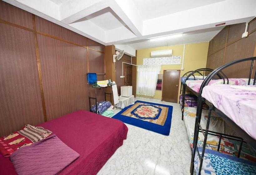 Hotel Oyo 90915 Ilham Villa