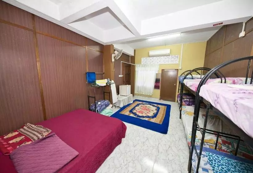 ホテル Oyo 90915 Ilham Villa