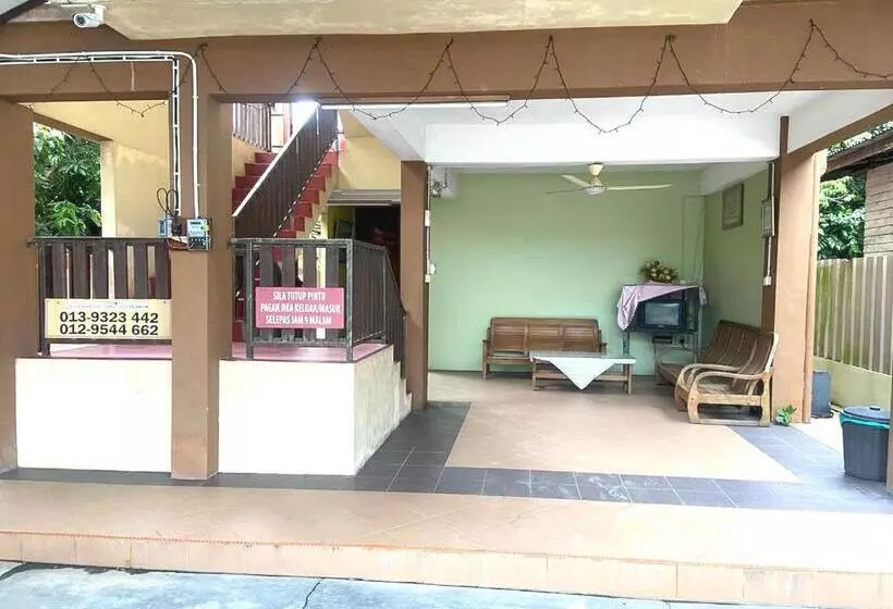 ホテル Oyo 90915 Ilham Villa