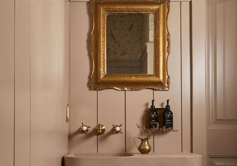 The June Motel, Beaver Valley