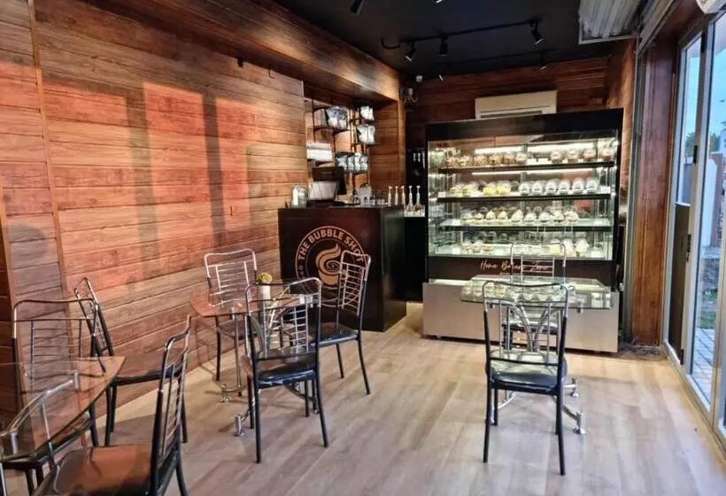 هاستل Four Petals Inn