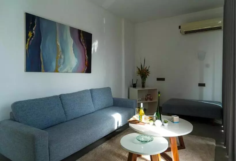 هاستل Four Petals Inn