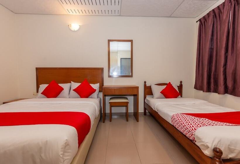 Oyo 90893 Hotel 68 Kampung Lapan