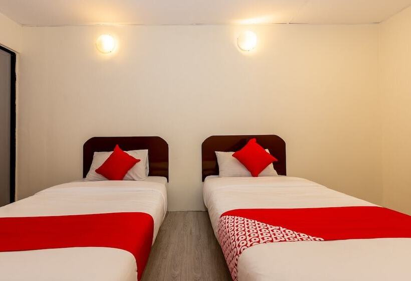 Oyo 90893 Hotel 68 Kampung Lapan