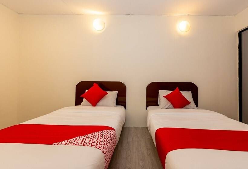 Oyo 90893 Hotel 68 Kampung Lapan