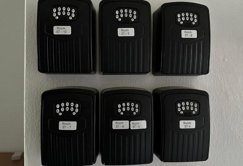 Pensionat Jiaxin Dormitory Setia Indah 家馨青年旅宿