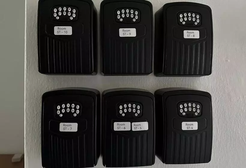 ペンション Jiaxin Dormitory Setia Indah 家馨青年旅宿