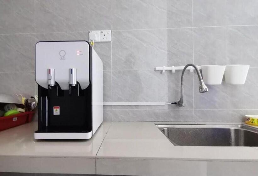 Pensionat Jiaxin Dormitory Setia Indah 家馨青年旅宿