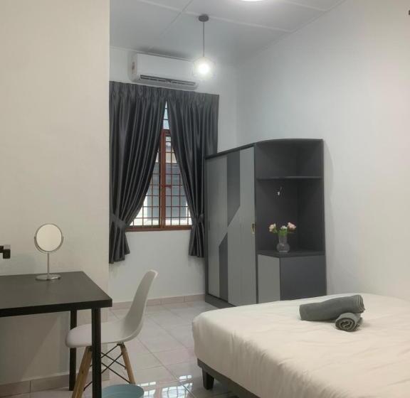 Pensão Queen Room Semi Attached Bathroom Bukit Mertajam Alma Impian