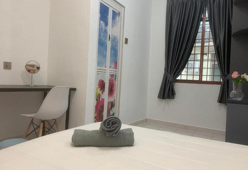 Pensão Queen Room Semi Attached Bathroom Bukit Mertajam Alma Impian