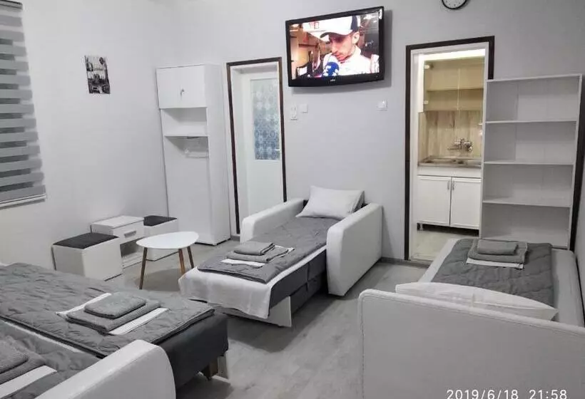 هاستل Apartmani Pinokio