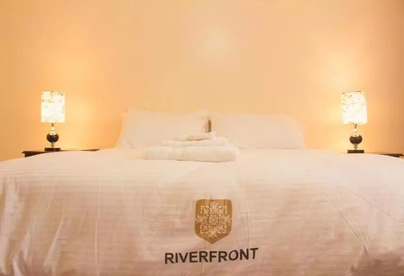 تختخواب و صبحانه Riverfront Gardens