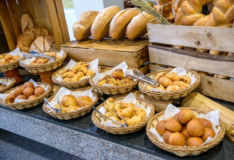 Wyndham Manta Sail Plaza Hotel And Convention Center