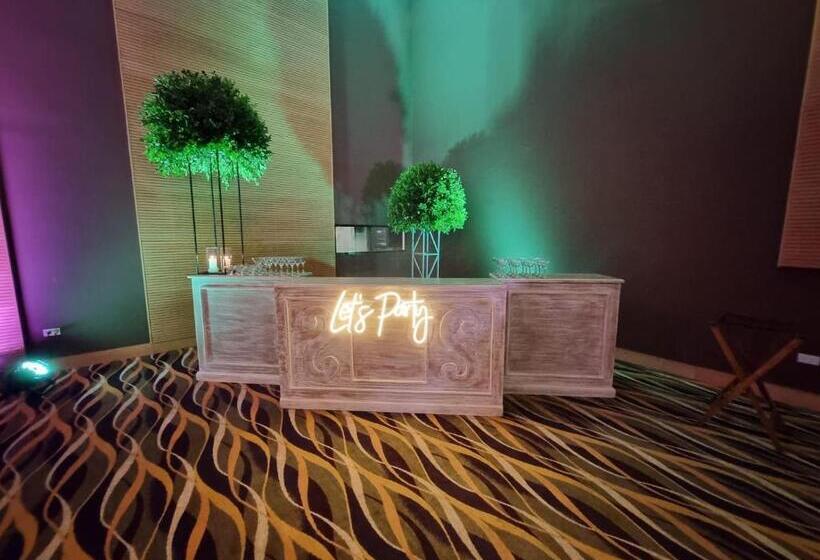 Wyndham Manta Sail Plaza Hotel And Convention Center