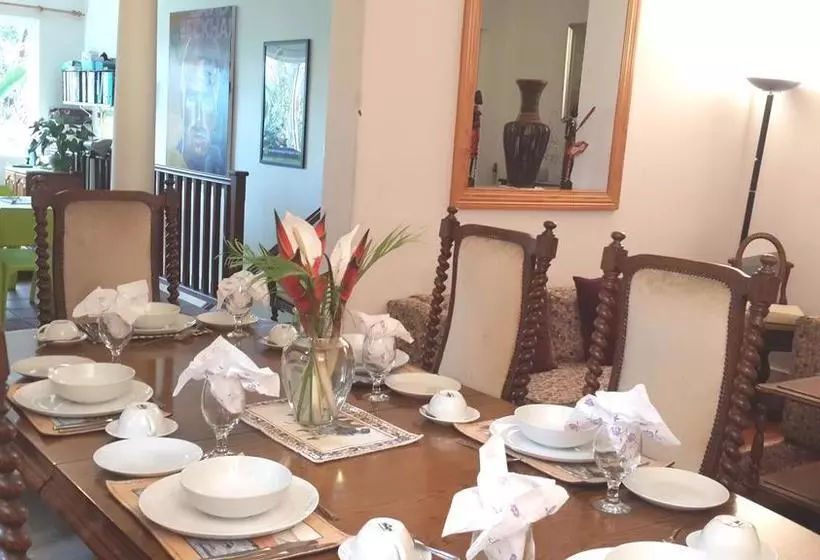 تختخواب و صبحانه Garland Place