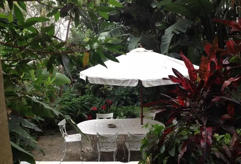 تختخواب و صبحانه Garland Place