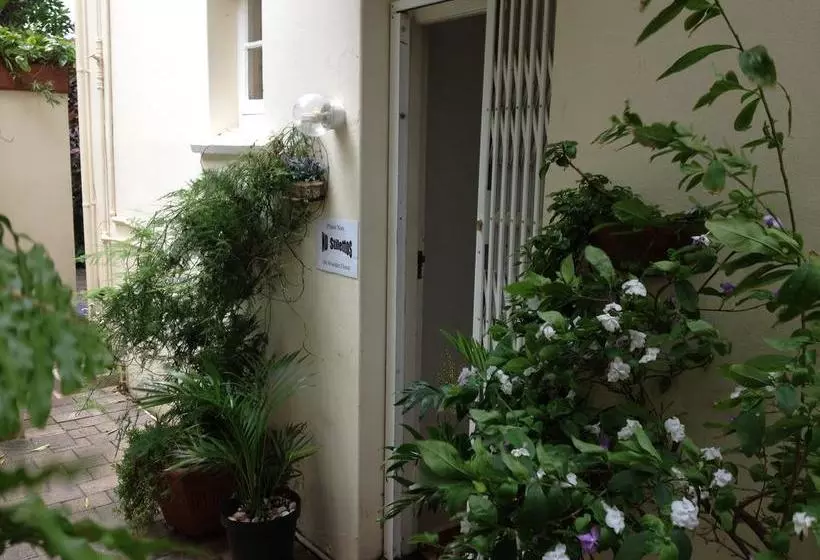 تختخواب و صبحانه Garland Place