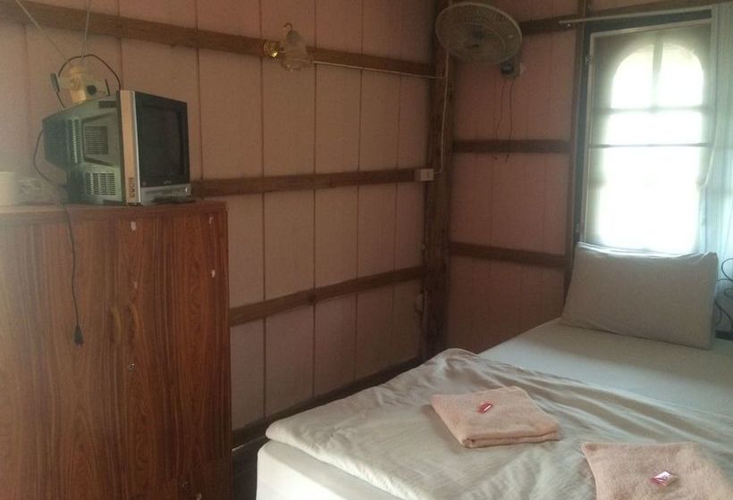 Hotel Baan Suan Violin