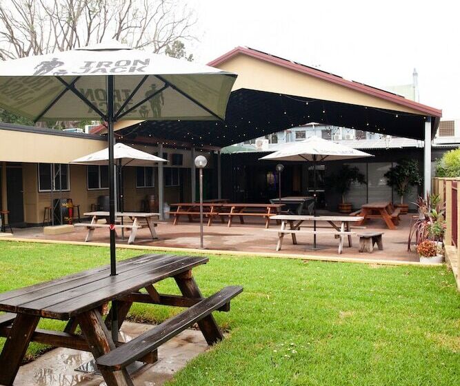 מוטל Royal Hotel Singleton