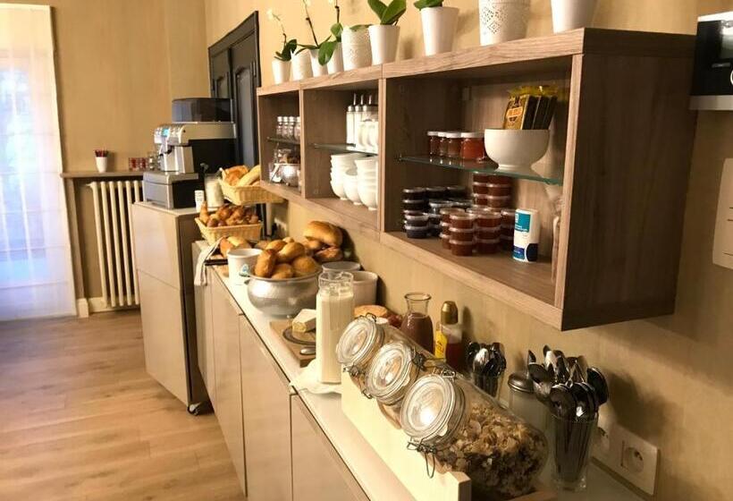 تختخواب و صبحانه Amylia