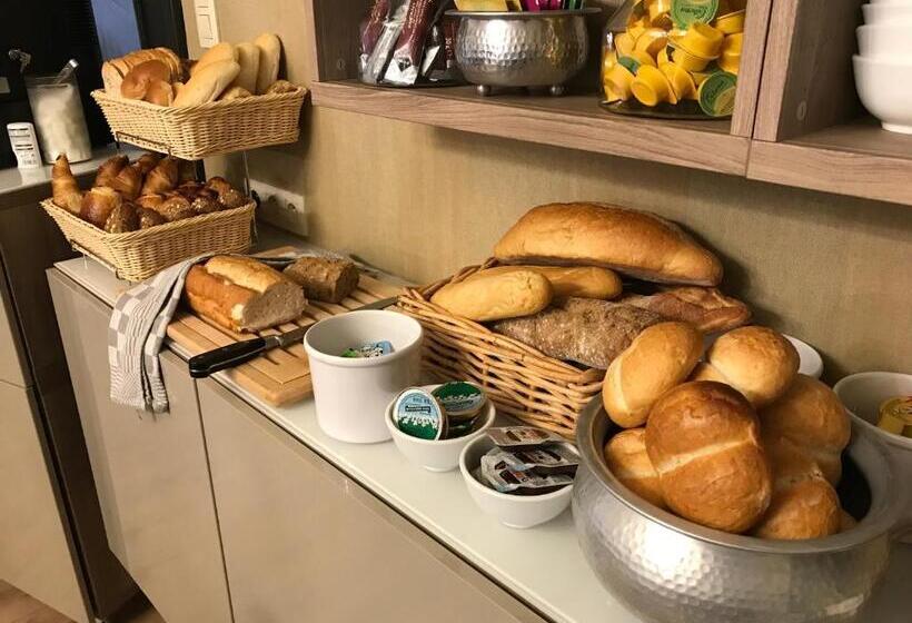 تختخواب و صبحانه Amylia