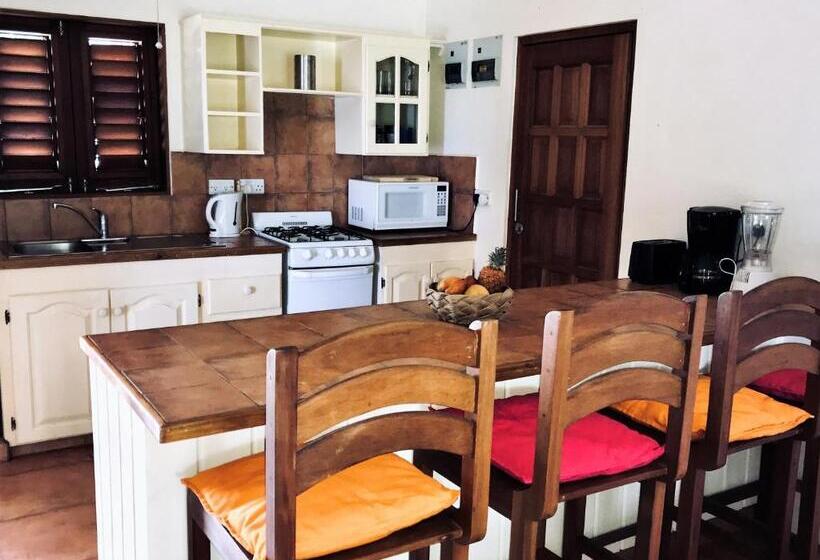 هتل Two Bays Beach Villa Apartment And Studios