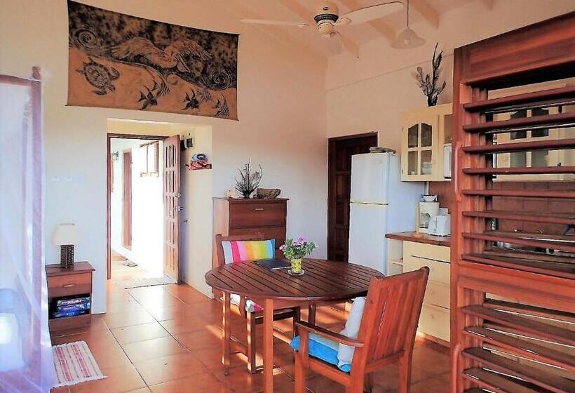 هتل Two Bays Beach Villa Apartment And Studios