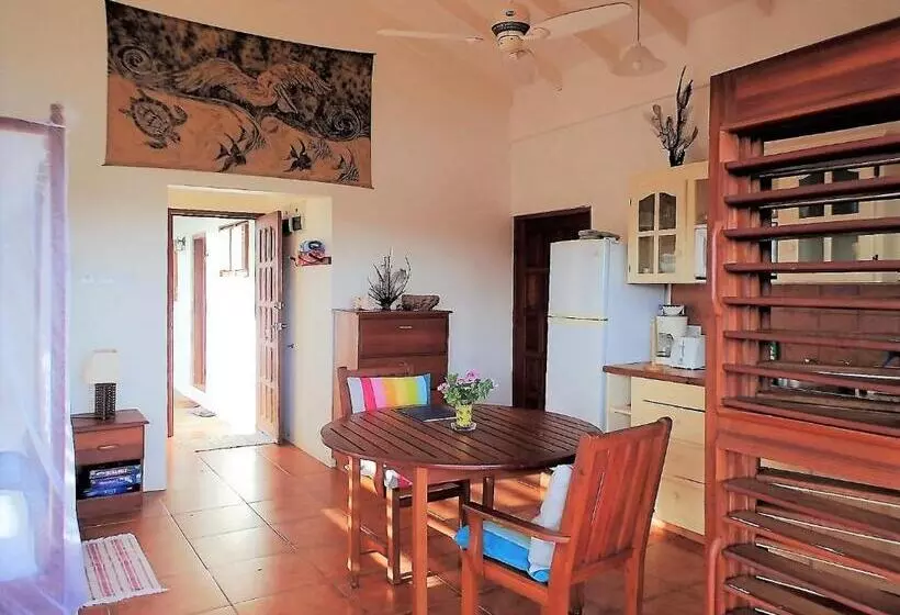 هتل Two Bays Beach Villa Apartment And Studios