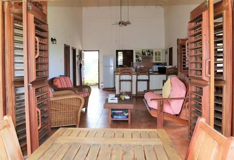 هتل Two Bays Beach Villa Apartment And Studios
