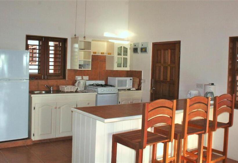 هتل Two Bays Beach Villa Apartment And Studios