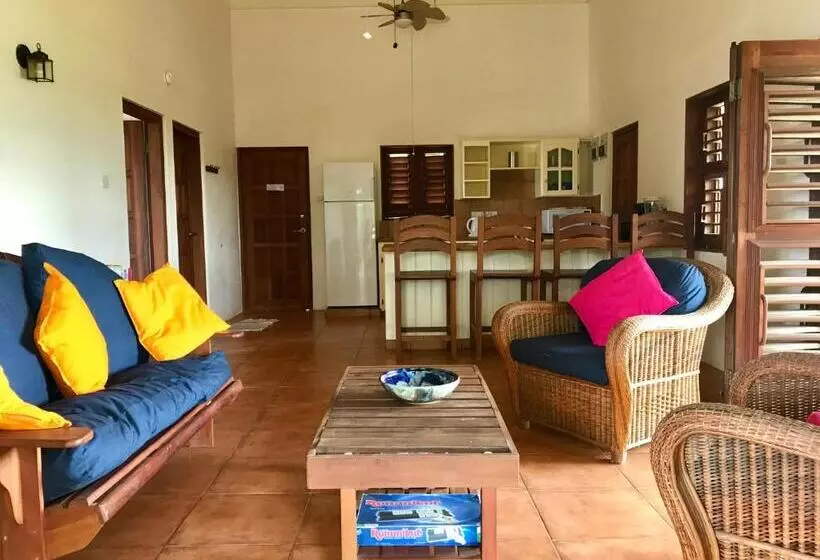هتل Two Bays Beach Villa Apartment And Studios
