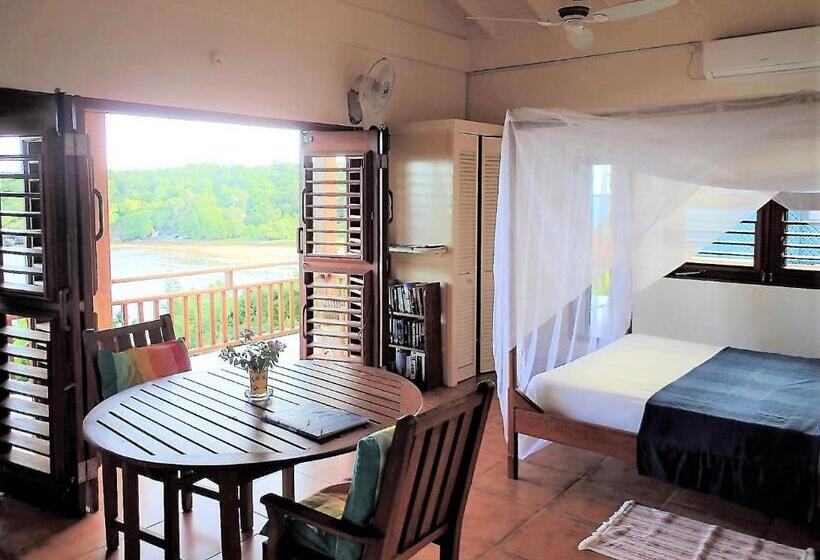 هتل Two Bays Beach Villa Apartment And Studios