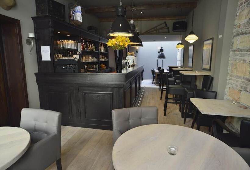 تختخواب و صبحانه De Koddige Kater