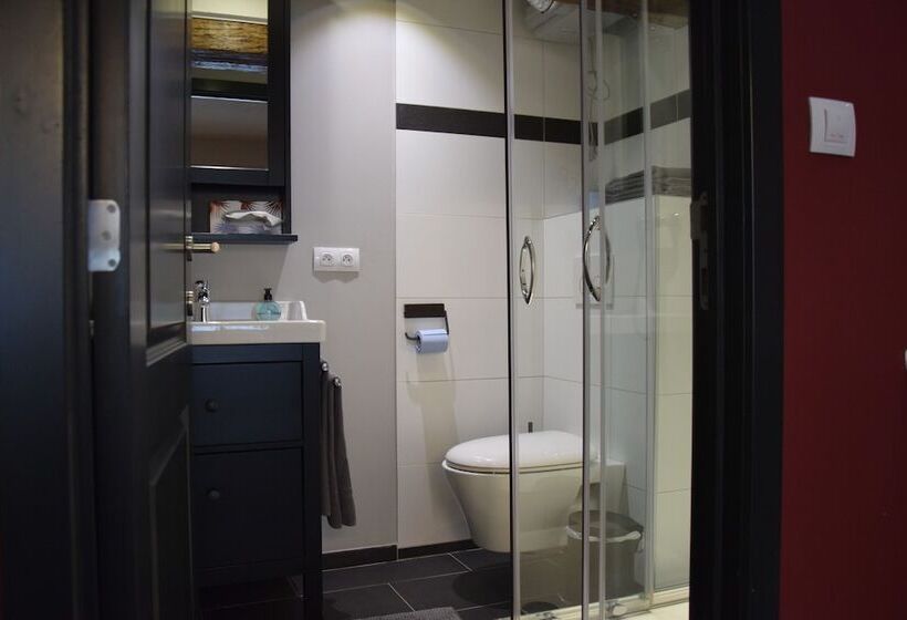 تختخواب و صبحانه De Koddige Kater