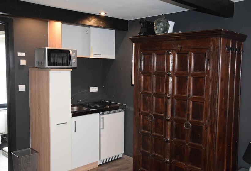 تختخواب و صبحانه De Koddige Kater