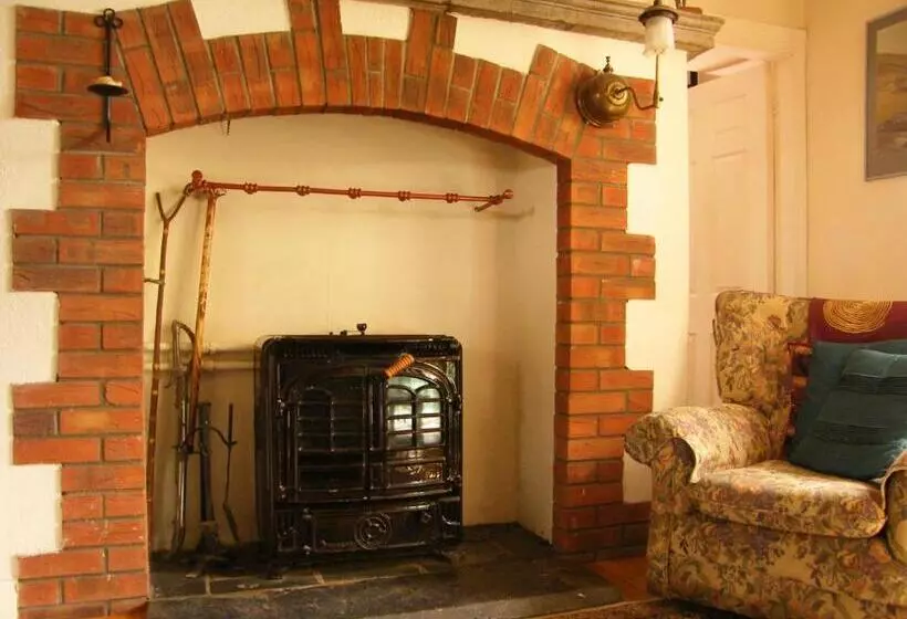Aamiaismajoitus (B&B) Druid Cottage