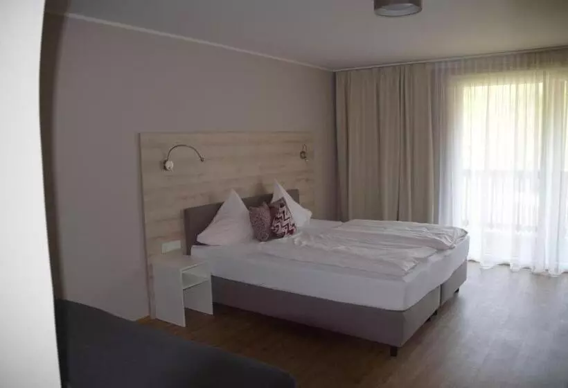 ホテル Seegasthof Breineder   Familien & Seminar